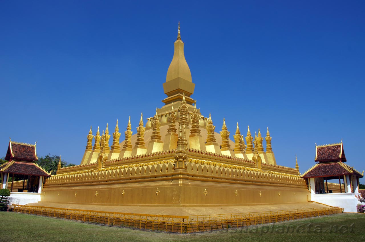 Золотая ступа во Вьентьяне, фото https://nashaplaneta.net/asia/laos/vientiane-zolotaya-stupa-that-luang